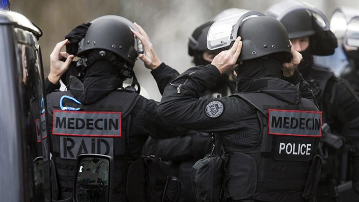 El cuerpo de operaciones especiales de la policía (RAID) llevó a cabo las detenciones.