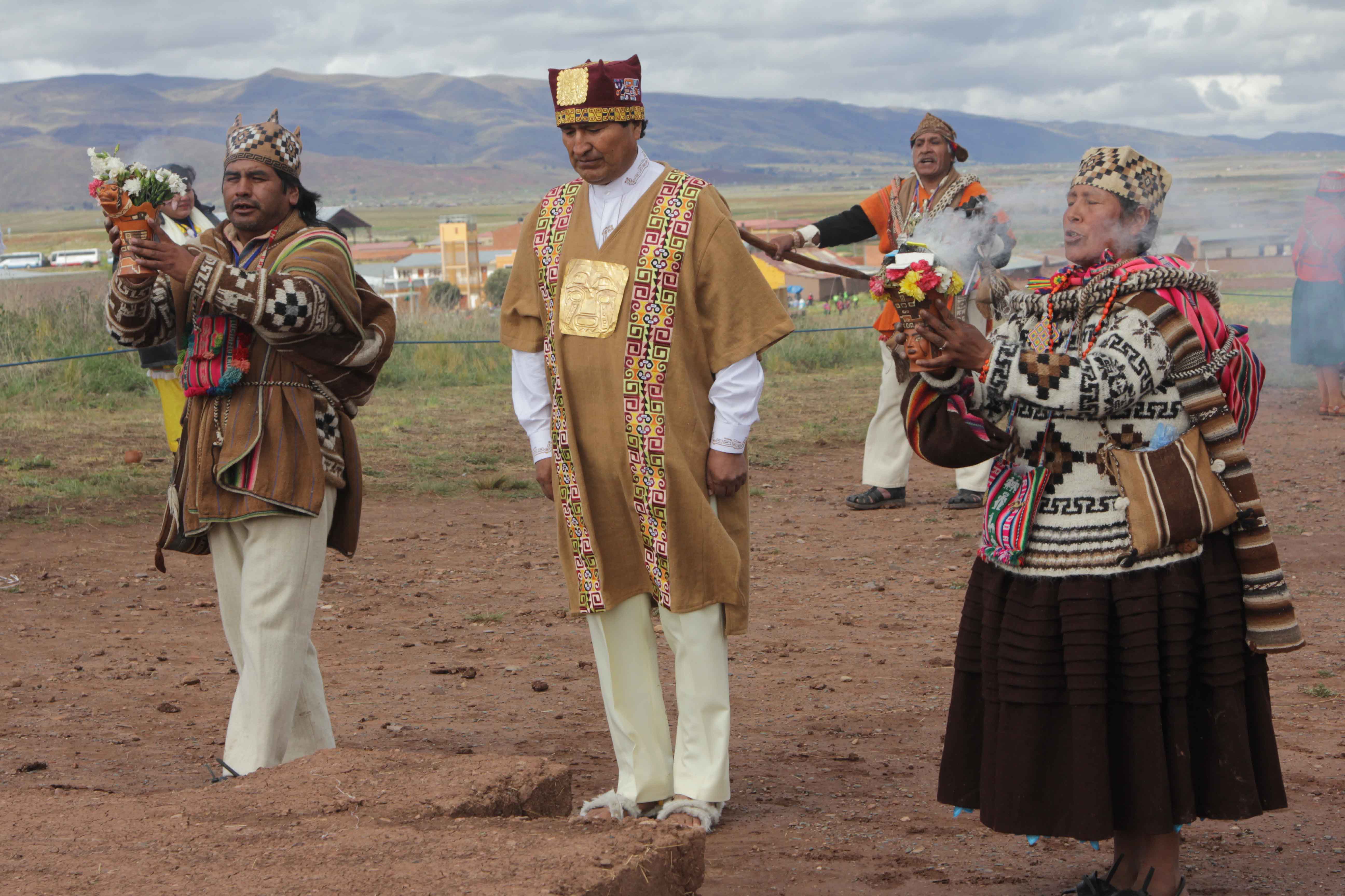 El presidente Evo Morales, en el marco del tercer ritual ancestral de su investidura en la pirámide de Akapana junto a un grupo de amautas (sabios indígenas).