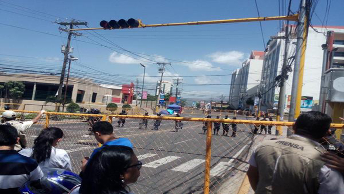 Policías bloquean acceso a quienes permanecen en huelga de hambre contra la corrupción en Honduras.