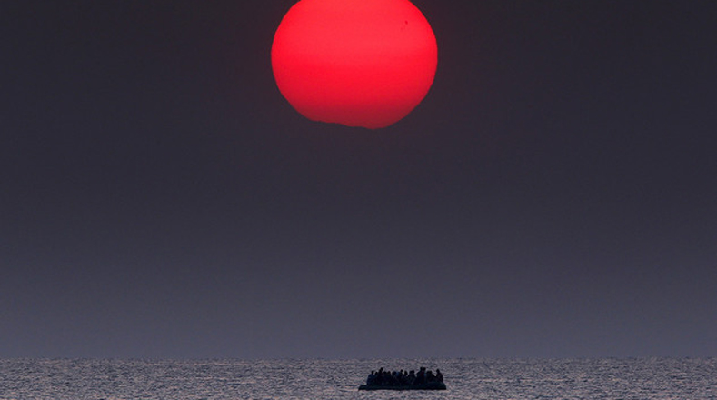 Un bote inflable lleno de refugiados sirios a la deriva en el mar Egeo entre Turquía y Grecia. 