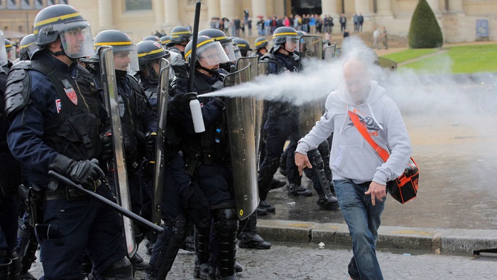 Las protestas han reportado acciones violentas por parte de la policía, con el usó gases lacrimógenos para reprimir a los sindicatos y estudiantes.