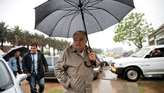 El presidente de Uruguay, José Mujica, votó a primera hora de la mañana, bajo una fuerte lluvia. (Foto: Archivo)