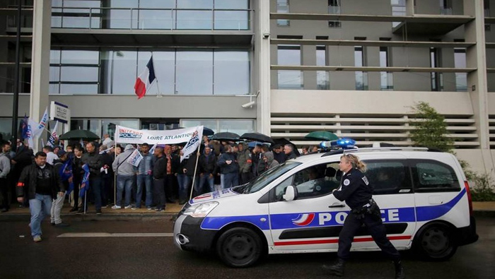 Policías en Lyon, al sureste de Francia protestaron contra el odio en su contra, durante las marchas contra la reforma laboral.