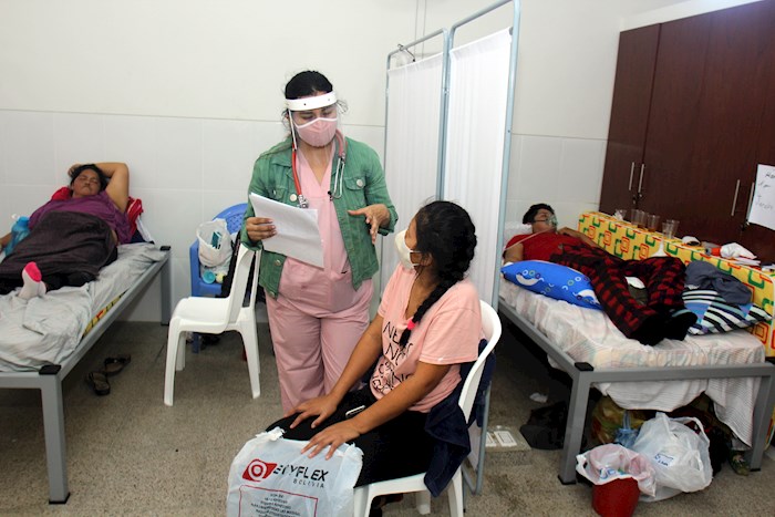 La crisis sanitaria ha desbordado los hospitales bolivianos y los médicos han salido a protestar.
