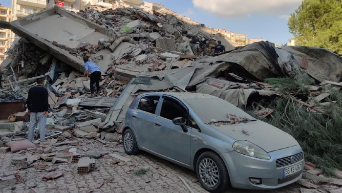 Ambos países reportan docenas de edificios derrumbados y otros destrozos por el sismo.