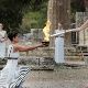 Varios portadores, por relevos, llevarán la antorcha con la llama en un viaje de miles de kilómetros a través de Grecia, hasta ser entregada a los organizadores de los Juegos Olímpicos de París, en Atenas, el próximo 26 de abril.