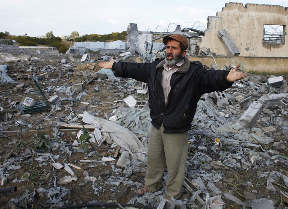 Un civil palestino observa las ruinas tras bombardeo israelí. (Reuters)