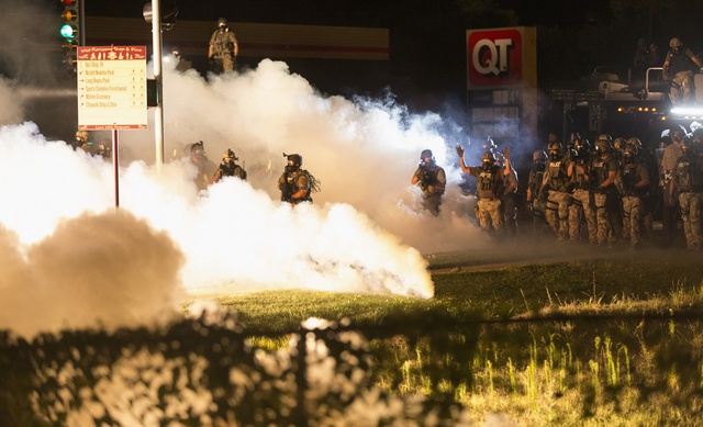 Policías reprimen a los manifestantes en Misuri (EE.UU.) con balas de goma y gas lacrimógeno. (Foto: Archivo)