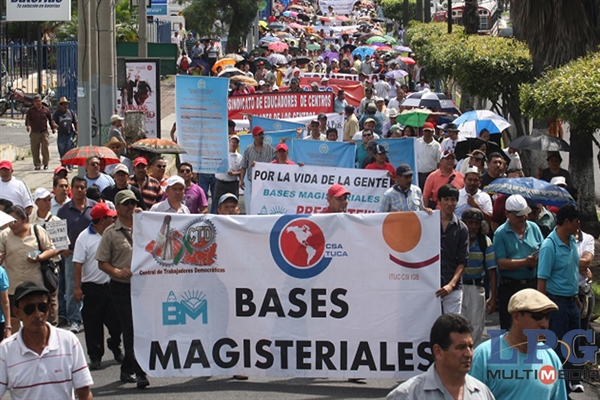 La marcha se realizó en San Salvador (capital), desde la plaza Gerardo Barrios hasta la sede del Ministerio de Educación del país. (Foto:Archivo)