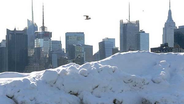 La tormenta de nieve en Nueva York dejó diez centímetros adicionales a los 30 que cayeron el pasado jueves (Foto: AP)