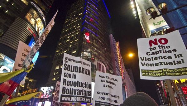 "No a la violencia de Capriles en Venezuela" se lee en una pancarta en Times Square (Foto: EFE)