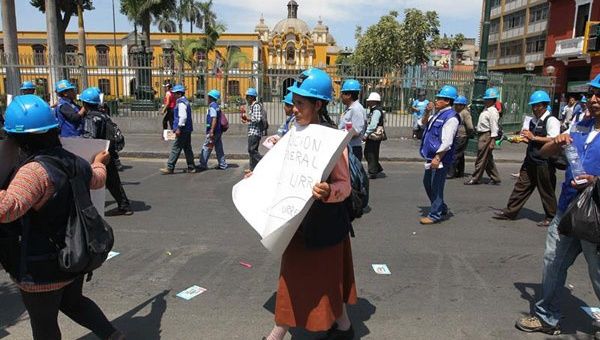En Arequipa y Lima se mantiene la tensión por las medidas que afectaría a más de 400 mil mineros. (Foto: EFE)