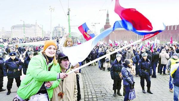 Rusos expresan su apoyo en Moscú por la reunificación de Crimea y Rusia (Foto: Archivo)