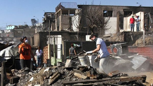 Tras el incendio de Valparaíso al menos 12 mil 500 personas se quedaron sin vivienda. (Foto: latercera.com) 
