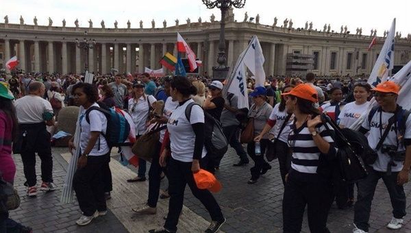 Roma recibe a miles de peregrinos a pocas horas de histórica canonización