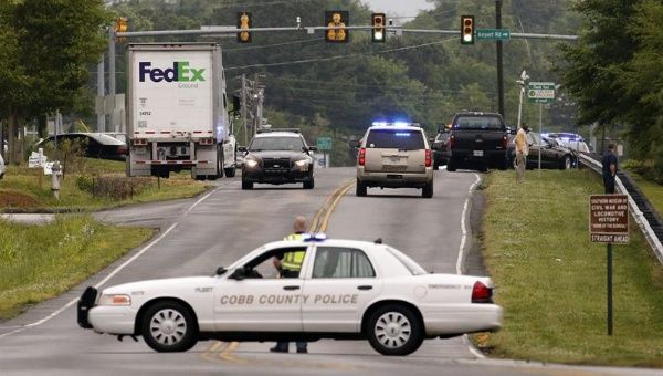 Coches de policía rodean un edificio de FedEx en Kennesaw, Georgia. (Foto: Efe)