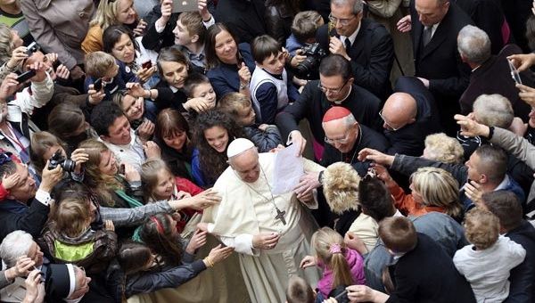Francisco sigue recibiendo el apoyo y el cariño de miles de creyentes. (Foto: Reuters)  