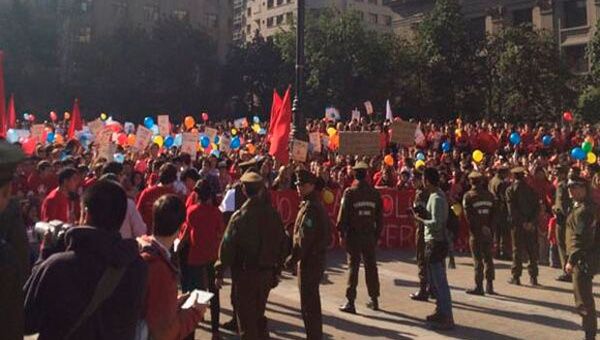 Aunque no traspasaron las vallas de seguridad en la sede de Gobierno, los chilenos exigieron a Bachelet no impulsar la despenalización del aborto terapéutico (Foto:LaTercera)