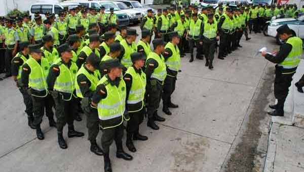 Miembros de la Policía Nacional de Colombia, serán investigados por realizar proselitismo político a favor del candidato presidencial, Óscar Iván Zuluaga. (Foto: Archivo). 