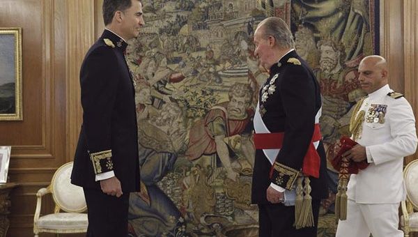 Juan Carlos impuso a Felipe VI el fajín de capitán general del Ejército (Foto: EFE)