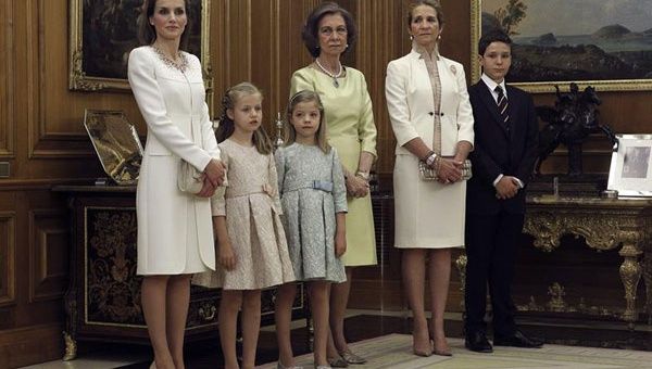 La nueva reina, Doña Letizia (izq) en compañía de las dos princesas españolas (Foto: EFE)