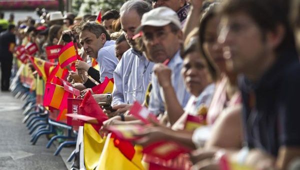 Miles de españoles aguardan en las afueras del Congreso por la salidad del nuevo Monarca (Foto: EFE)