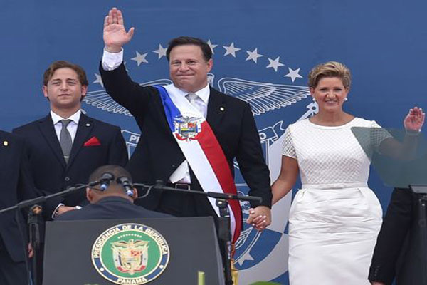El panameño Juan Carlos Varela (centro) al juramentarse como nuevo presidente de Panamá, afirmó que con su Gobierno se inicia una 'nueva era' en Panamá, que devolverá la fortaleza y credibilidad a la democracia y a las instituciones del país. (Foto: AFP).