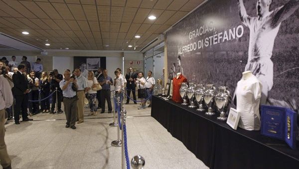 Los restos de Di Stéfano se encuentran en capilla ardiente en el estadio Santiago Bernabeu. (Foto:EFE)