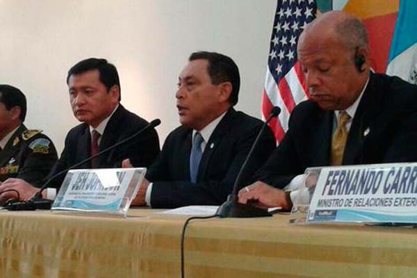 En una reunión con autoridades guatemaltecas, Johnson reiteró que EE.UU. solo apoyará en la resolución del conflcito migratorio (Foto:PrensaLibre.gt)