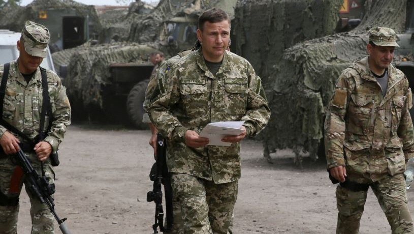 El ministro de defensa ucraniano ha dicho que su país acusa a Rusia de desplegar tropas en el este de Ucrania, lo que Moscú desmiente. (Foto: voanews.com)