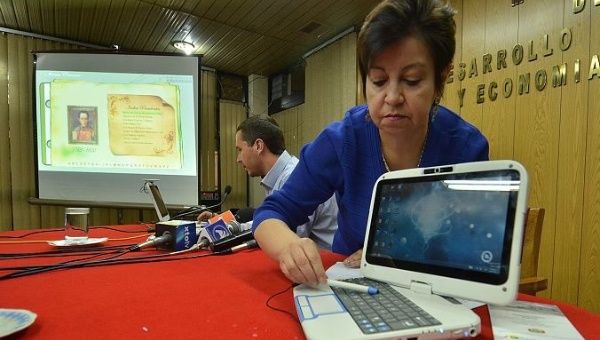 La ministra boliviana de Desarrollo Productivo, Teresa Morales, hizo una demostracion de resistencia e impermeabilidad de la computadora Quipus. (Foto: APG)