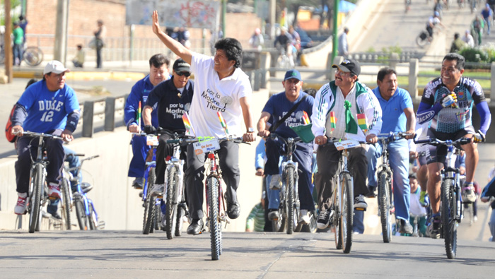 Evo Morales encabezó la caravana de las bicicletas que recorrió 20 kilometros para celebrar el Día del Peatón. (Foto: ABI).