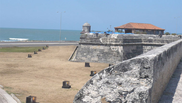 La altura media de la muralla oscila entre los 6 y los 8 metros y está toda construida en roca Coralina. (Foto: cartagena-indias.com)