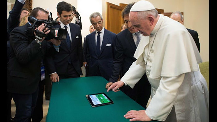 El Papa Francisco al momento de sembrar el primer árbol virtual por la paz del proyecto Scholas Ocurrentes, en el Vaticano, Roma. (Reuters)