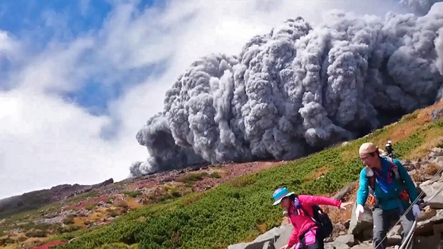 La erupción del volcán Ontake, que sigue en curso, dejó ocho heridos, uno de ellos grave, según Reuters. (Foto: © youtube.com / pokota Simpson)