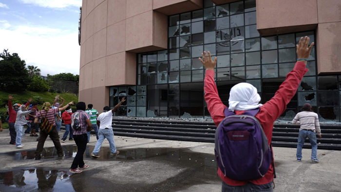  A las afueras del Congreso de Guerrero los estudiantes manifestaron su rechazo a la policía de Iguala. (Foto: Reuters).