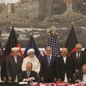 Afganistán y EE.UU. firman acuerdo para garantizar presencia de tropas después de 2014. 