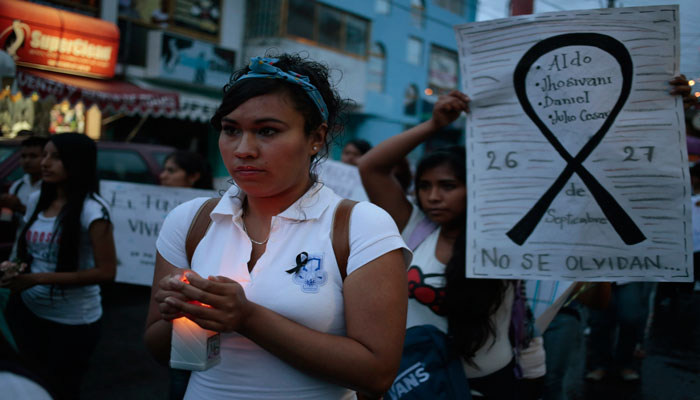 Cientos de jóvenes se mantienen en vigilia en Guerrero (Foto:Reuters)