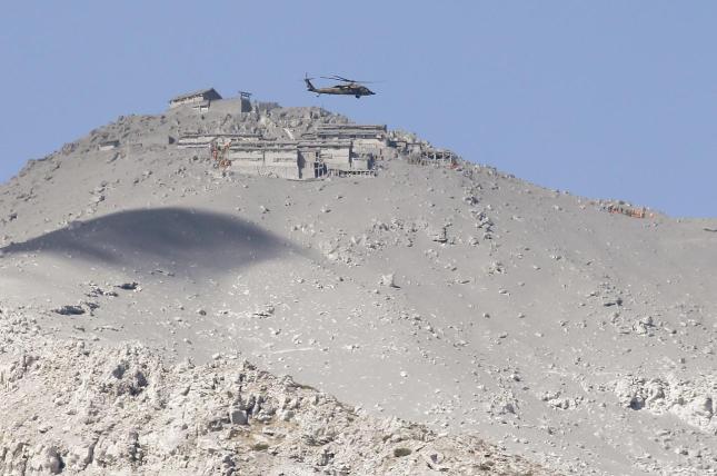 Un helicóptero del Grupo japonés de las Fuerzas de Defensa participa en el rescate de los excursionistas atrapados por las cenizas expulsadas por el volcán Ontake (Foto: EFE)
