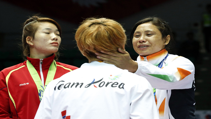 Las ganadoras del boxeo femenino se abrazaron tras recibir sus medallas. Reuters.  