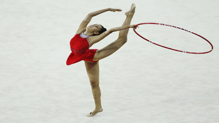 La representante de Kirguistán, Firuza Sadykova, brilló a lo grande con su aro en la gimnasia rítmica. Reuters. 