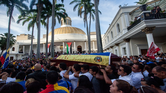 Centenares de venezolanos socialistas rinden homenaje al diputado Robert Serra. EFE.
