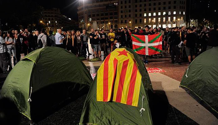 La Guardia Urbana prohibió a los manifestantes acampar en la plaza. (Foto:EFE)