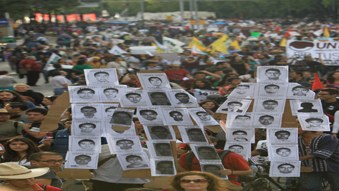 Los rostros de los jóvenes desaparecidos fueron los protagonistas de la marcha en Ciudad de México. EFE