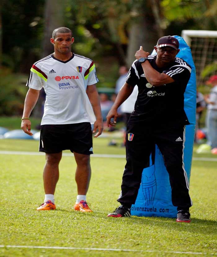 El atacante del Deportivo Táchira y goleador de la liga venezolana, Gelmín Rívas, escucha la indicaciones de Sanvicente durante el módulo de entrenamiento (Prensa FVF)