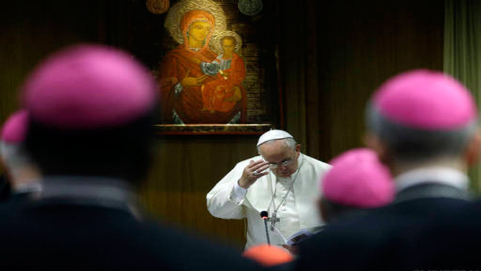 El Papa Francisco durante el sínodo extraordinario de obispos en el Vaticano (AP)