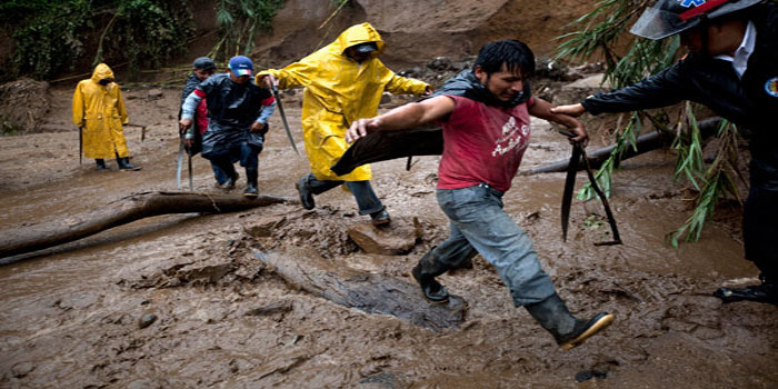 Personas trabajan en una zona afectada por deslizamientos de tierra en El Salvador. (Foto: AP)