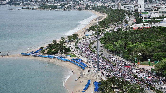 Los manifestantes marcharon en Acapulco con los rostros de los estudiantes desaparecidos (Foto: EFE)