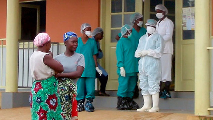 Hospitales de Sierra Leona colapsan por epidemia de ébola