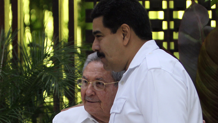 Recibe Raúl Castro a Nicolás Maduro, Presidente de Venezuela y participante en Cumbre Alba-TCP sobre el Ébola. Foto: Ismael Francisco/ Cubadebate.